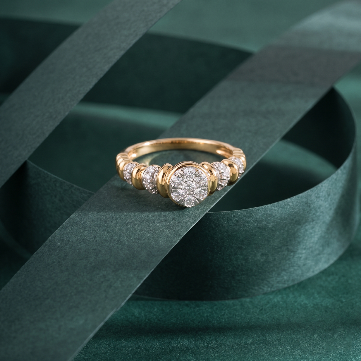 The Royal Emerald-Luxe Diamond Band